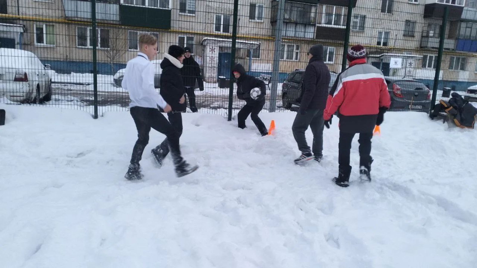 В Альметьевске состоялся «Футбольный матч в валенках»: игра, объединившая поколения!