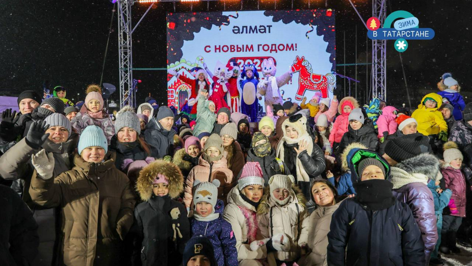 В Альметьевске засияла главная ёлка: присоединяйтесь к новогоднему веселью!